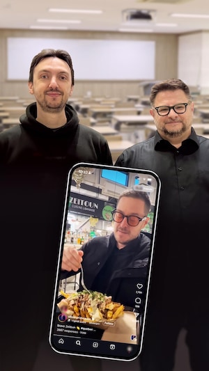 Montage de deux professeurs, avec une salle de classe en arrière plan. En avant-plan, une vidéo de l'influenceur Olivier Primeau sur un téléphone intelligent.