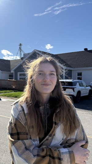 Alison Girard devant le CPE du Bic.