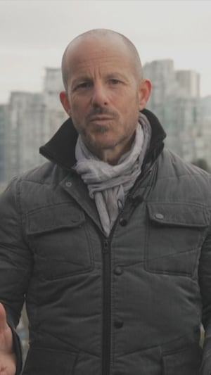 Le journaliste Benoît Ferradini avec la Ville de Vancouver en arrière plan.
