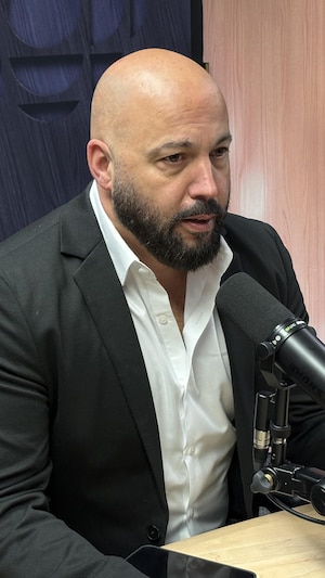 Éric Gingras parle assis dans un studio de radio.