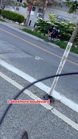 Quatre policiers pour arrêter une cycliste à Toronto