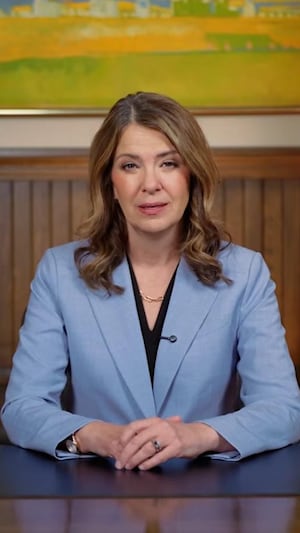 La première ministre de l'Alberta, Danielle Smith, lors de son discours télévisé diffusé le 21 mai 2026.