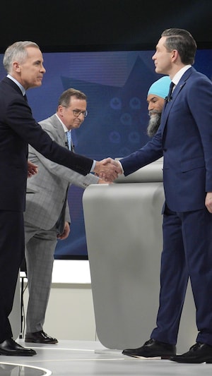 Le chef du Parti libéral, Mark Carney, le chef du Parti conservateur, Pierre Poilievre, le chef du Bloc québécois, Yves-François Blanchet, et le chef du Nouveau Parti démocratique, Jagmeet Singh, se serrent la main à la suite du débat des chefs fédéraux en français, à Montréal.