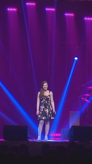 Une jeune femme sur scène.