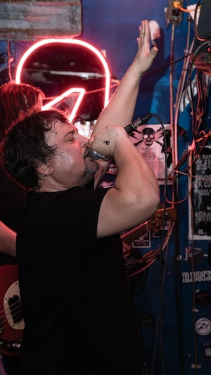Un chanteur pendant une prestation musicale. 