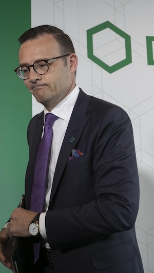 Guy Cormier quittant la conférence de presse de jeudi.