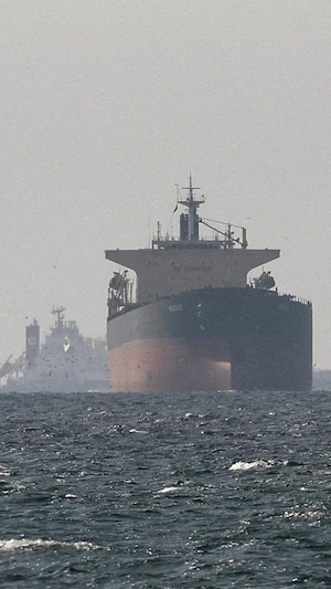 Des pétroliers naviguent près du détroit d'Ormuz, le 11 mars 2026.