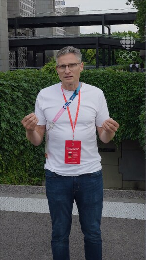 Dominick Gauthier est debout devant une haie, au milieu de son explication.