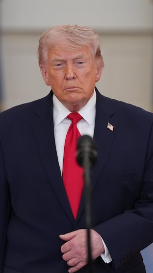 Donald Trump derrière un micro.