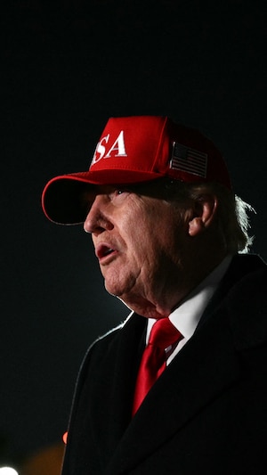 Le président américain Donald Trump s'adresse à la presse à son arrivée à la base de Joint Base Andrews, dans le Maryland, le 12 avril 2026.