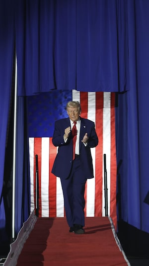Le président des États-Unis, Donald Trump, arrive pour prendre la parole lors d'un rassemblement au Macomb Community College le 29 avril 2025 à Warren, au Michigan, à l'occasion des 100 premiers jours de son deuxième mandat à la tête du pays.