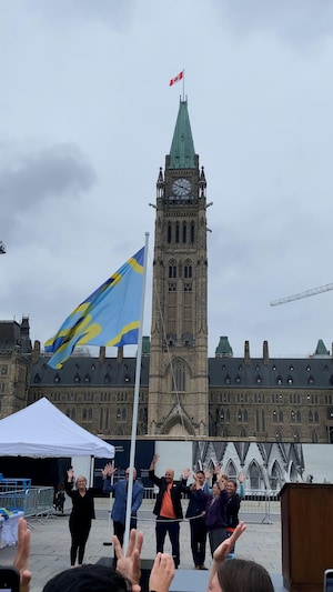 Le drapeau sourd devant le Parlement.