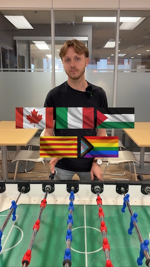 Léo Molinié devant un jeu de soccer sur table avec une série de drapeaux autorisés à la Coupe du monde.