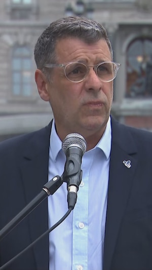 Un homme parle devant un micro.
