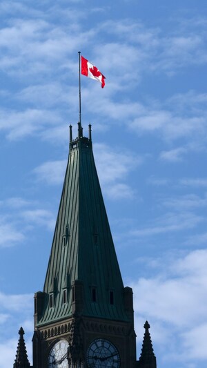Le drapeau canadien flotte sur la Tour de la Paix sur la Colline du Parlement à Ottawa.