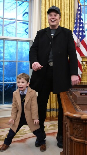 Le PDG de Tesla et SpaceX, Elon Musk, accompagné de son fils X, prononce un discours au côté du président américain Donald Trump lors de la signature d'un décret exécutif dans le Bureau Ovale à la Maison Blanche le 11 février 2025 à Washington, DC.