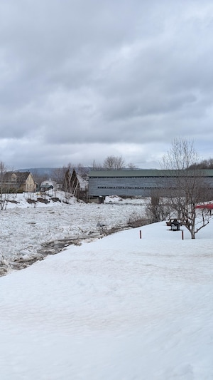 Une rivière couverte de morceaux de glace au milieu d'une municipalité.