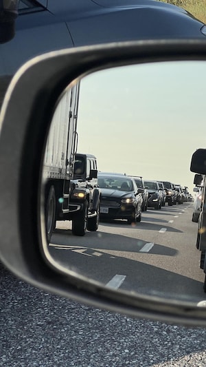 Plusieurs voitures dans un embouteillage.