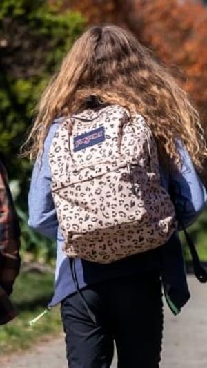 Des enfants et sacs à dos en route vers l'école