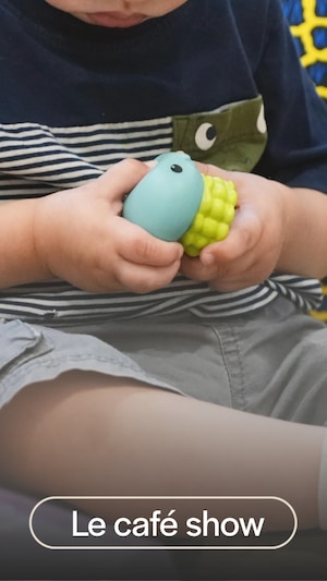 mains d'un enfant avec un jouet
