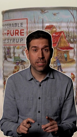 Il s'agit d'un montage de deux photos. En avant-plan, celle du journaliste Gaétan Pouliot, il est assis et il regarde l'objectif d'une caméra. En arrière-plan, on voit une conserve de sirop d'érable.