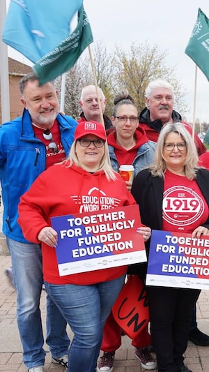 Des membres de l'une des cinq syndicats de la province, qui représentent 255 000 enseignants, mobilisés.
