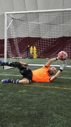 Jonathan Jobin s'élance devant un but de soccer pour bloquer un ballon.