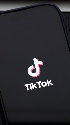 Un téléphone cellulaire affichant le logo de l'application TikTok
