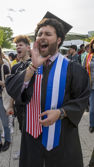 Des étudiants et des diplômés de l'Université Harvard ont manifesté en faveur des étudiants internationaux sur le campus de l'institution, le 27 mai dernier.