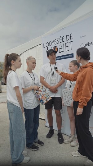 Quatre jeunes répondent aux questions d'une journaliste.