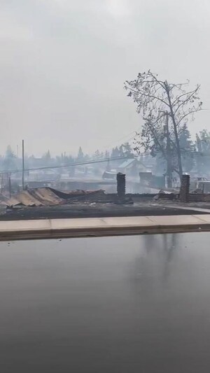 Des maisons compl&egrave;tement br&ucirc;l&eacute;es pr&egrave;s de la rue Geikie et de l'avenue Larch, &agrave; Jasper.