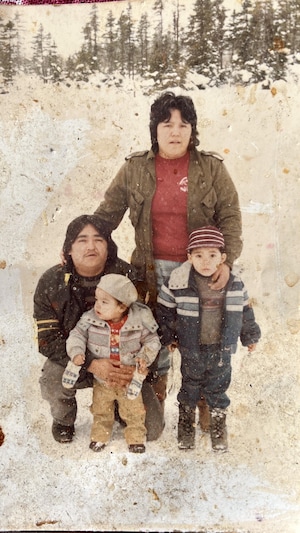 La photographie jaunie par le temps montre les quatre personnes.