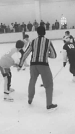 Femmes dans une ligue amateur jouant au hockey sur glace.