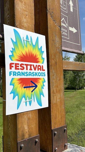 Une affiche annonçant le Festival fransaskois au parc provincial de Pike Lake, en Saskatchewan, le 6 juillet 2024.
