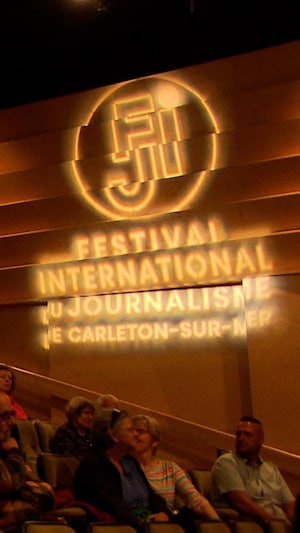 Des gens qui assiste à une rencontre du Festival international de journalisme de Carleton-sur-Mer 