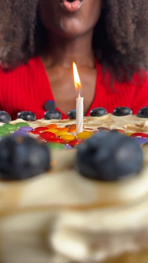 Un gâteau et une chandelle.