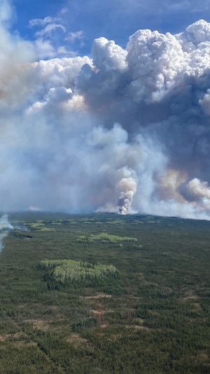 Vue aérienne du feu de forêt Parker Lake qui brûle avec une superficie de 84 km carré. 