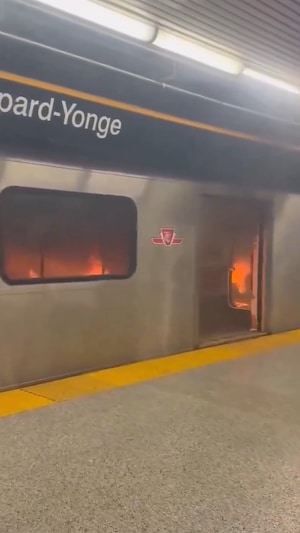 Un vélo électrique a pris feu dans une station de métro à Toronto dimanche vers 15h.