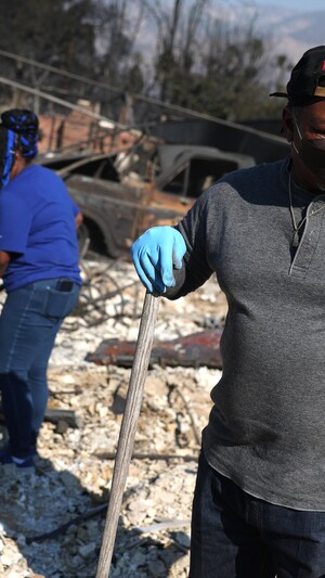 Des habitants de la communauté d'Altadena, à Los Angeles, fouillent dans les décombres de leur maison familiale détruite par l'incendie Eaton, le 10 janvier 2025.