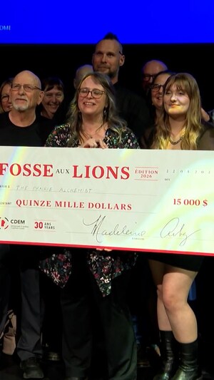 Une femme tient un gros chèque de 15 000 $ le 22 avril 2026 à Winnipeg.