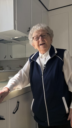 Une aînée dans sa cuisine.