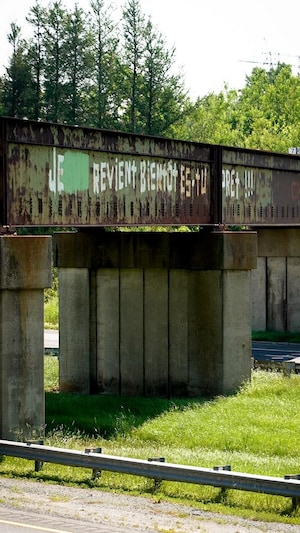 Un graffiti sur un viaduc.