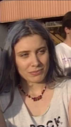 Une femme habillée dans le style grunge. 