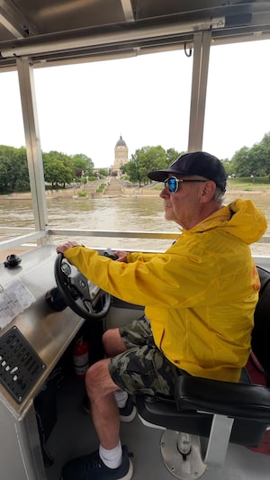 Guy Laroche en bateau.