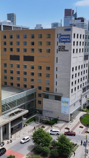 Photo par drone de l'hôpital général de Toronto avec SickKids en arrière-plan. 