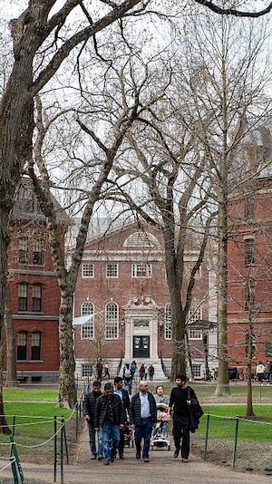 Des personnes traversent Harvard Yard sur le campus de l’Université Harvard à Cambridge, dans le Massachusetts, le 15 avril 2025.