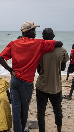 Des jeunes sur une plage au Sénégal