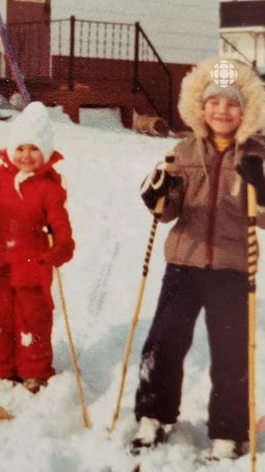 Véronique et Luc Boudreau en ski de fond aux Îles-de-la-Madeleine en hiver.