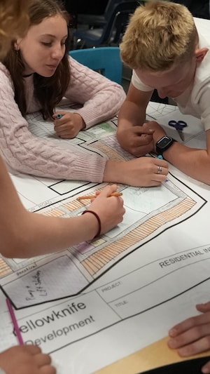Des jeunes en train de faire de l'urbanisme.