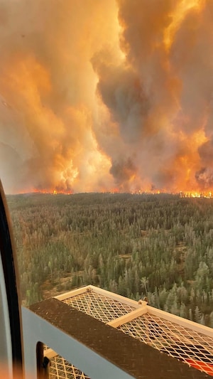 Vue aérienne saisissante d’un feu de forêt en pleine expansion dans la région de Nopiming, au Manitoba.